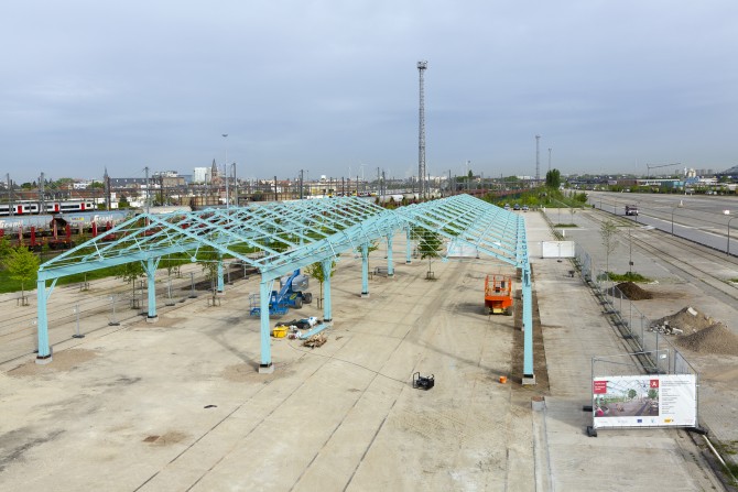 De Scheldekaaihangar in opbouw aan Bahnhof op Spoor Oost