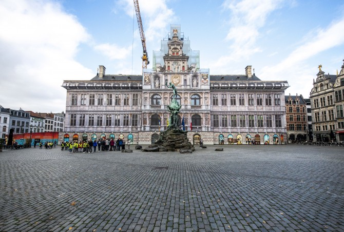 De stellingen aan het stadhuis met een fotodoek van de gevel.