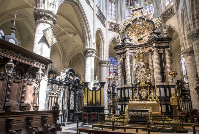 Het rijkelijk versierd altaar in zwart, wit en goud voor Sint-Jacob