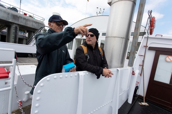 Iemand van het ontwerpteam is in gesprek op het Sint-Annaveer over het nieuwe ontwerp van het centraal deel van de Scheldekaaien