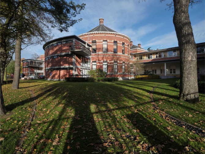 De ronde paviljoenen in rode baksteen zijn kenmerkend voor de Stuivenbergsite, verbonden door een overdekte gaanderij