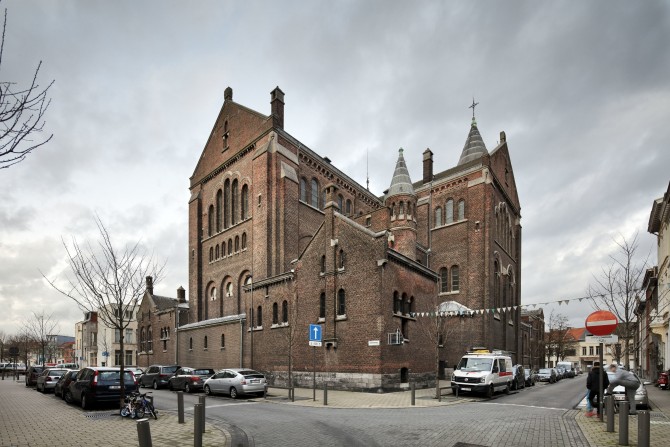 Sint-Jan-Evangelistkerk in Borgerhout, 'de Peperbus' © Georges De Kinder