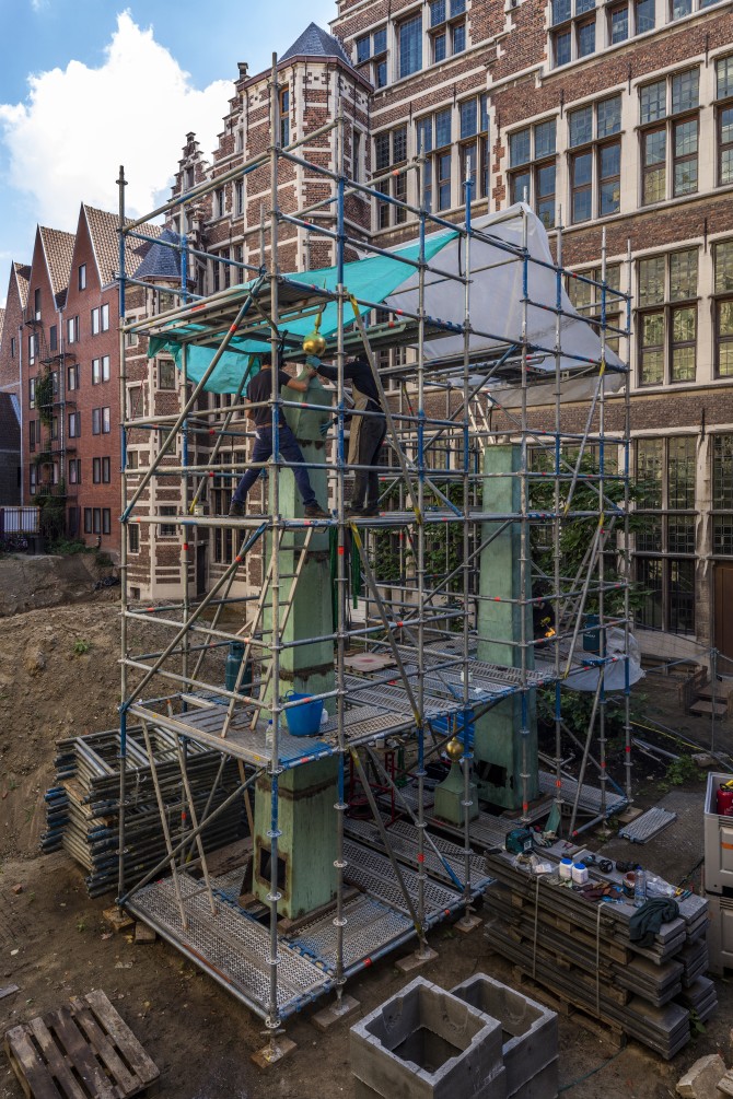 Koperen obelisken van het stadhuis van Antwerpen