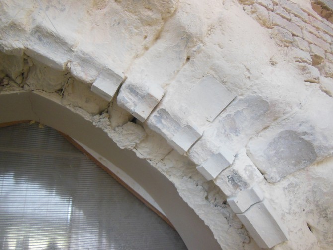 Steenprotheses bij de restauratie van de protestantse kerk