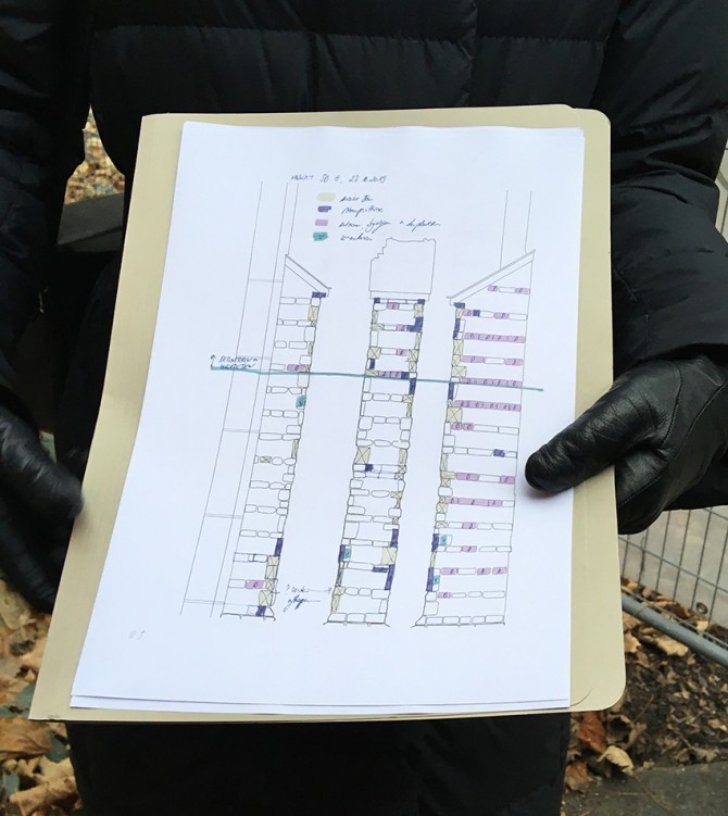 Het kleurschema toont aan hoe de stenen gerestaureerd worden