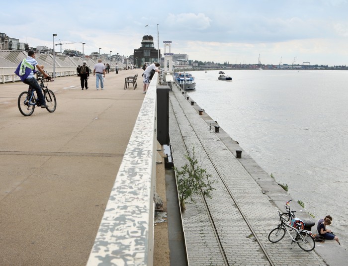 Het wandelterras naast de Schelde, richting het Zuiderterras, voor de heraanleg 