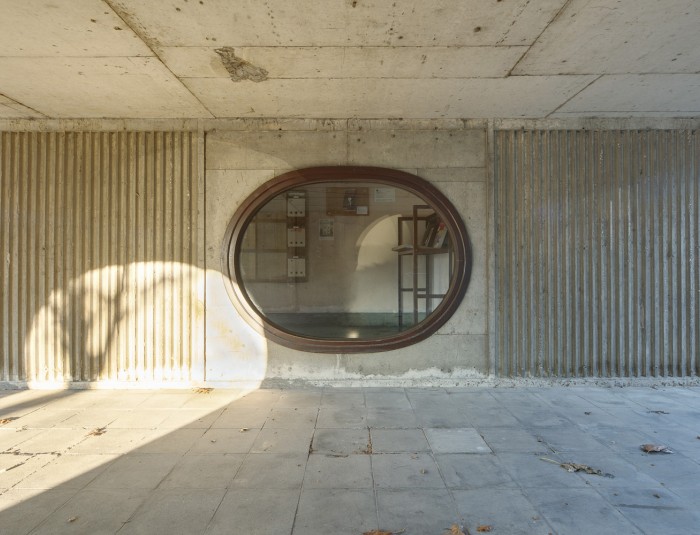 Detail van een ovaalvormig raam in een van de gebouwen van architect Renaat Braem in de noordrand van de Arenawijk in Deurne-Zuid 