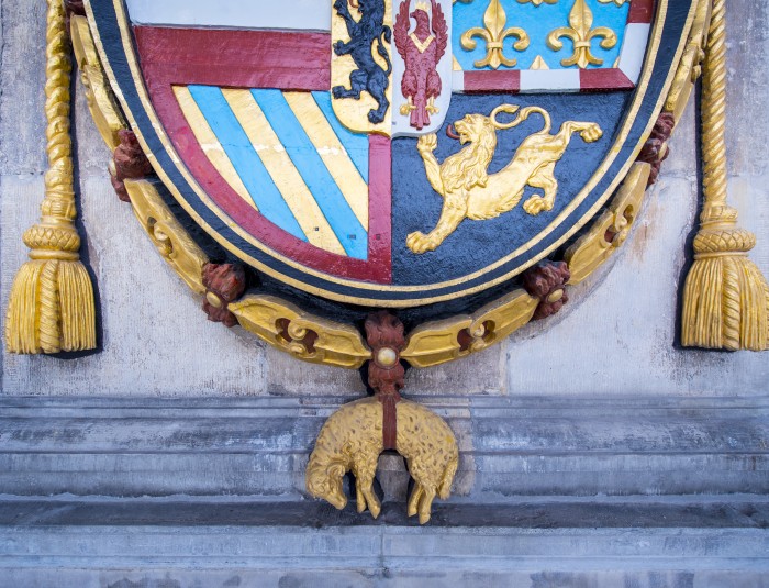 gerestaureerd wapenschild aan gevel stadhuis © Frederik Beyens