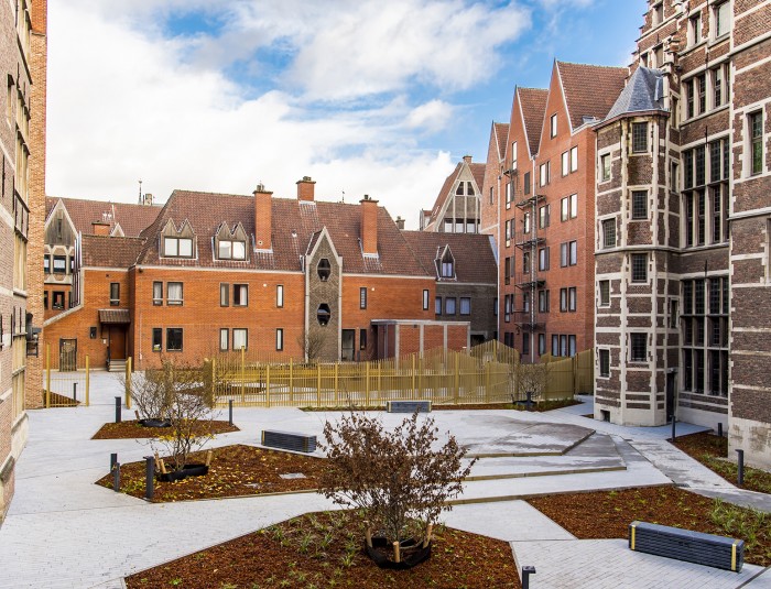 Het ontwerp van de binnentuin met plantenplantzoenen en wandelpaden in blauwe steenverwijst naar de open diamantmijnen.