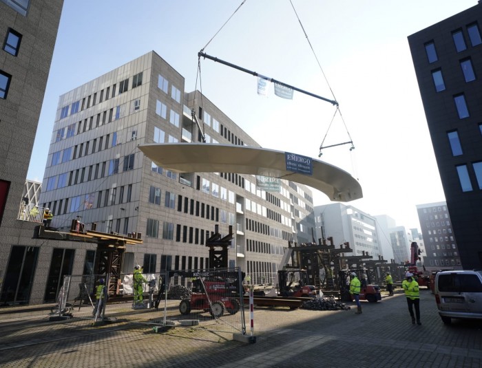 Plaatsing van het eerste brugelement van de fietshelling aan de Parkbrug.