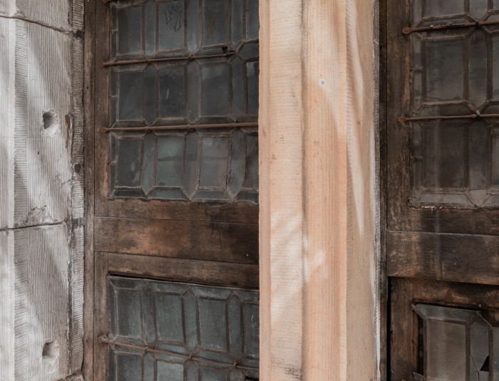 16e-eeuws houten schrijnwerk met glas-in-lood van teruggevonden historisch raam in het stadhuis