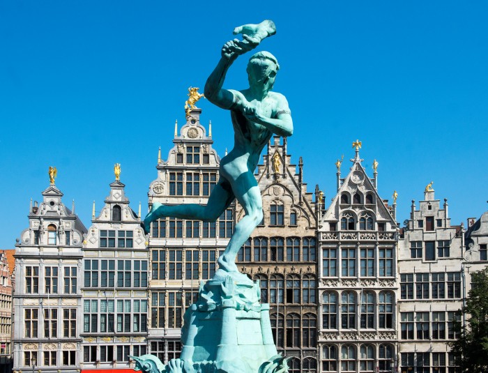 Brabo fontein met op de achtergrond de panden van de Antwerpse Grote Markt.