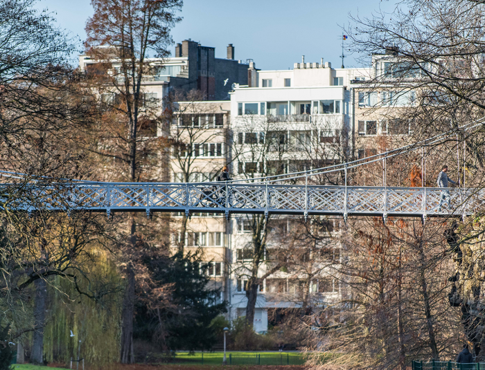 Witte historische hangbrug in het stadspark van Antwerpen