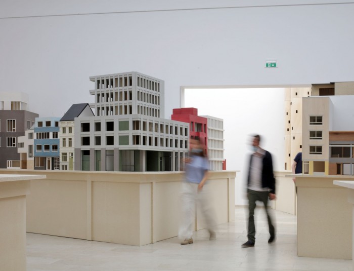 Maquettes van bouwprojecten in het Belgisch paviljoen op de Biennale Architettura 2021.
