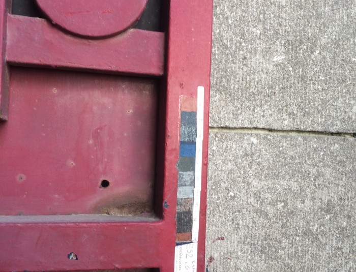 Poort van de Fierensblokken met een strook van verschillende kleuren die de poort had doorheen de jaren.