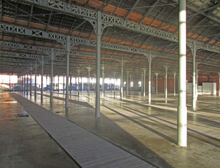 De gietijzeren zuilen aan de binnenzijde van het spoorgebouw in Park Spoor Noord