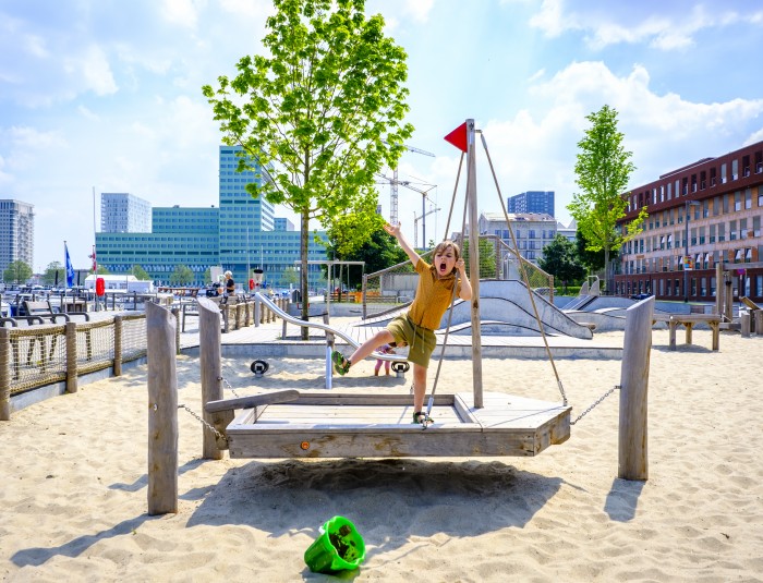 Een jongen speelt in de speeltuin aan de Binnenvaartstraat in de Cadixwijk