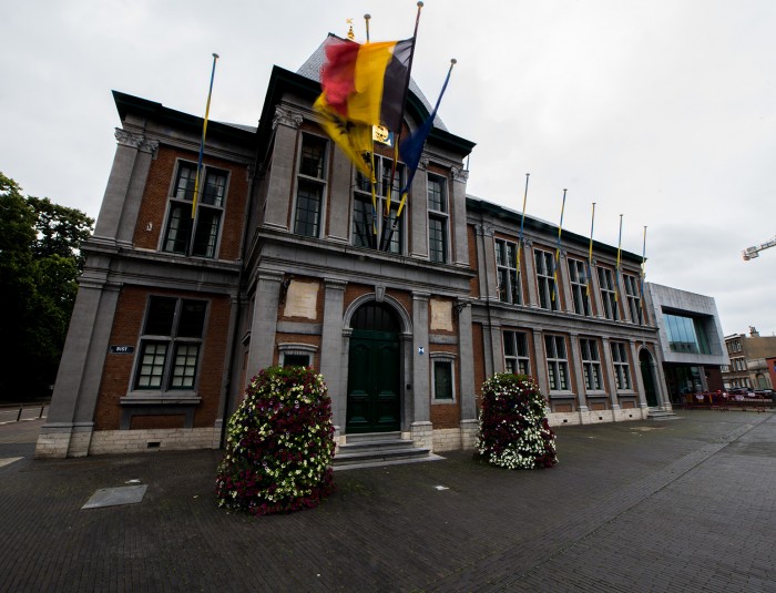 Voorgevel van het districtshuis met wapperende vlaggen
