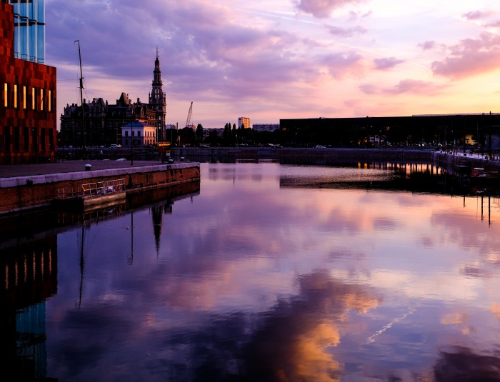 Zicht op het water naast het Museum Aan de Stroom op het Eilandje in Antwerpen.