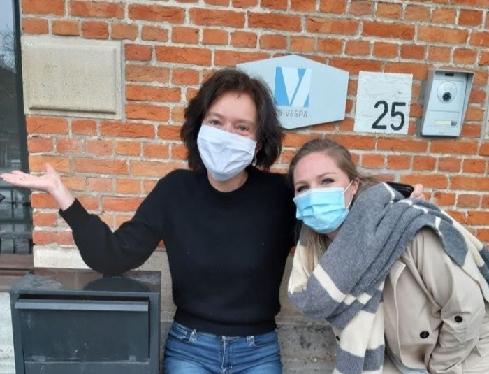 Twee medewerkers van AG Vespa bij de brievenbus aan de voordeur.