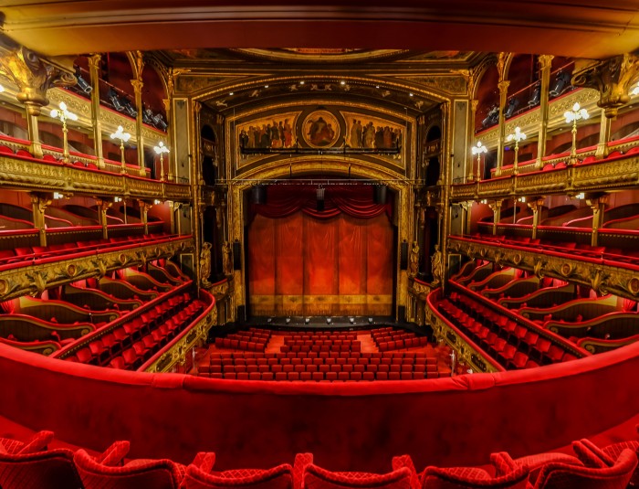 Historische theaterzaal in rode en gouden tinten