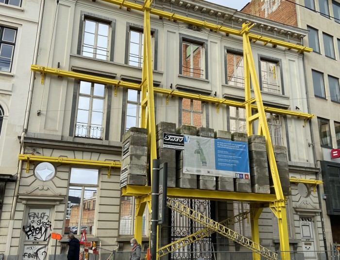 De gestutte gevel van Lange Gasthuisstraat 24 nadat de geplande afbraakwerken plaatsvonden.