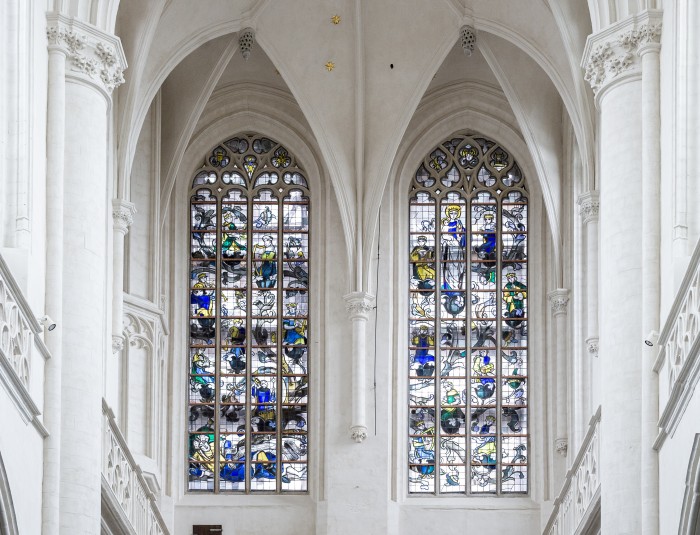 gerestaureerde glas-in-loodramen van de Sint-Jacobskerk
