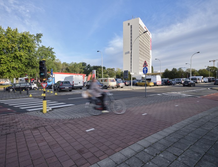 Zicht op tankstation en hotel Crowne Plaza ©Sepp Van Dun