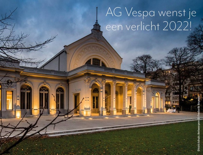 Eindejaarskaart met het gerenoveerde en mooi verlichte  Harmoniegebouw.