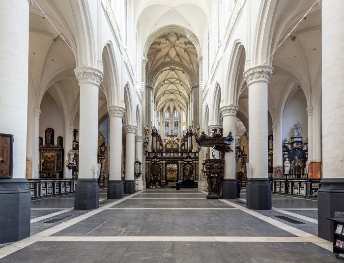 Middenbeuk met achteraan het hoogkoor van de Sint-Jacobskerk