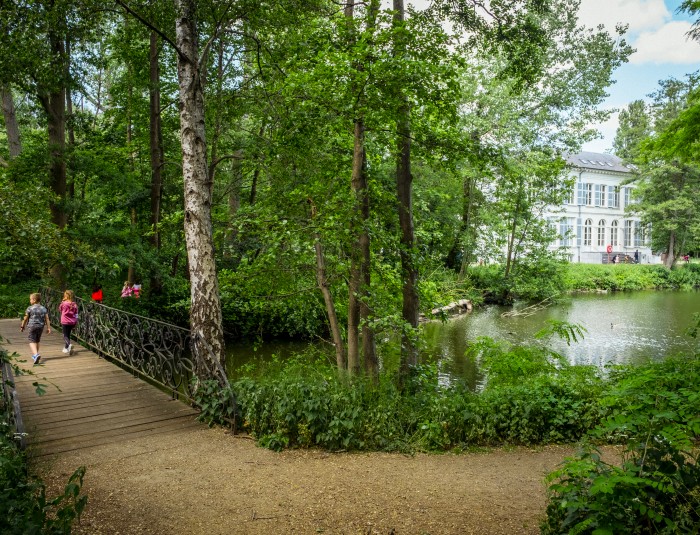 Spelende kinderen in het Bouckenborghpark in Merksem