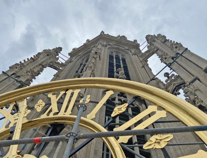 Opnieuw vergulde wijzerplaat aan de kathedraaltoren