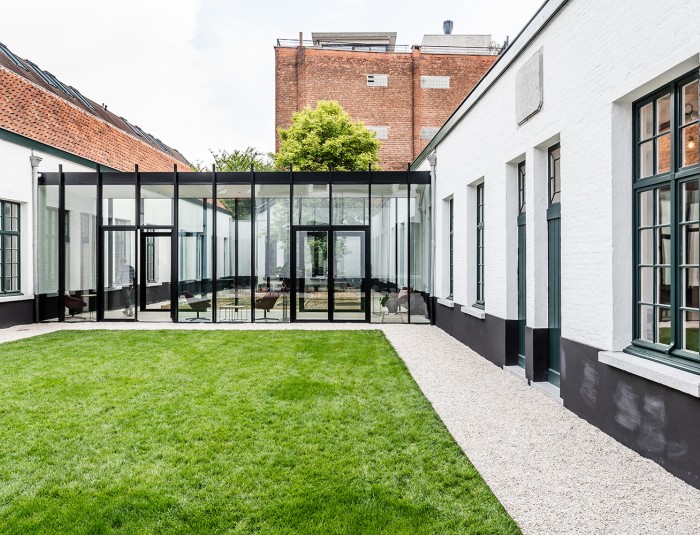 Binnengebied met nieuwe verbindingsgang tussen twee vleugels van het gebouw