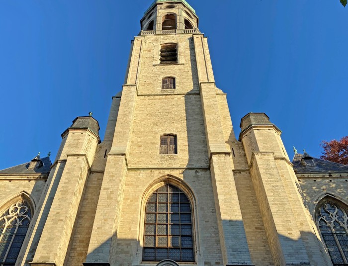 Hoofdportaal en toren van de kerk