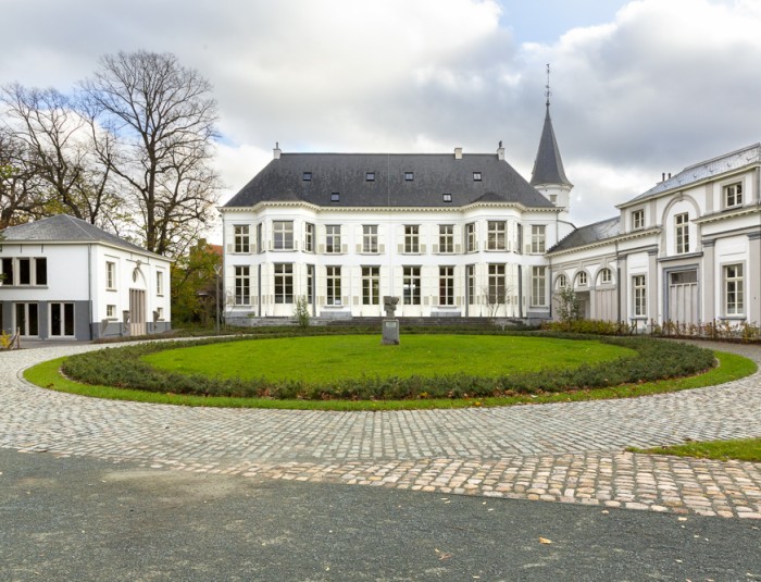 Kasteel Runcvoorthof met links in beeld het koetshuis 