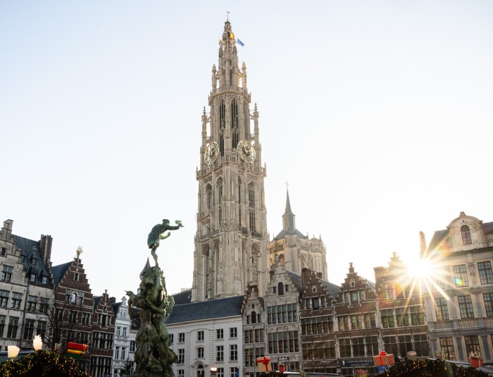de gerestaureerde kathedraaltoren vanop de Grote Markt bekeken