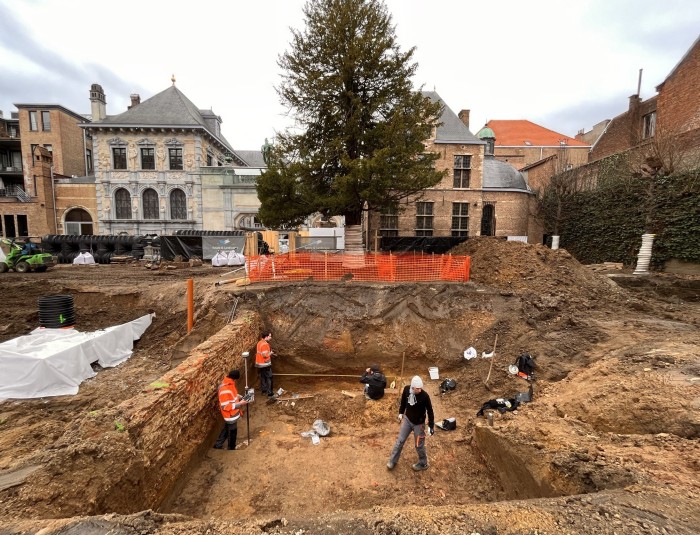 put in tuin waarin archeologen aan het werk zijn