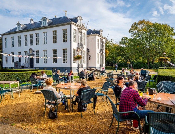 Zowel het koetshuis als de Oranjerie beschikken over een terraszone