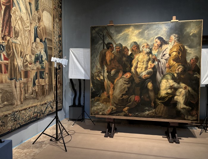 Restauratieatelier met schilderij en wandtapijt