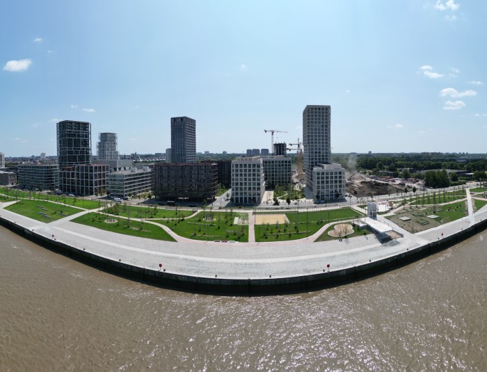 Panoramafoto van de heraangelegde Scheldekaaien ter hoogte van Nieuw Zuid