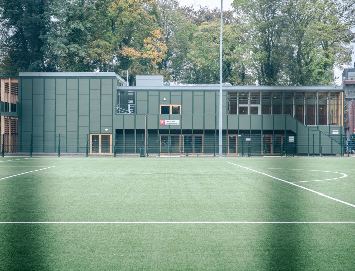 vooraanzicht nieuw gebouw