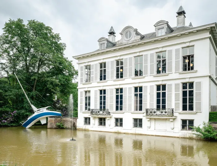 Wit kasteel met gracht voor