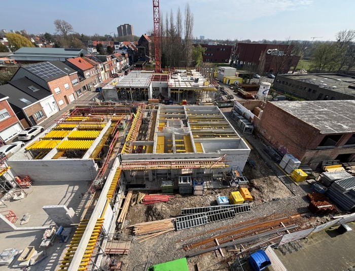 Overzicht van de site: onderaan het L-vormige gebouw met leslokalen, expositieruimte en administratie; bovenaan het blokgebouw met de grote beeld- en dansateliers; rechts de voormalige turnzaal, die verder wordt ontmanteld tot graffitiwerkplaats.