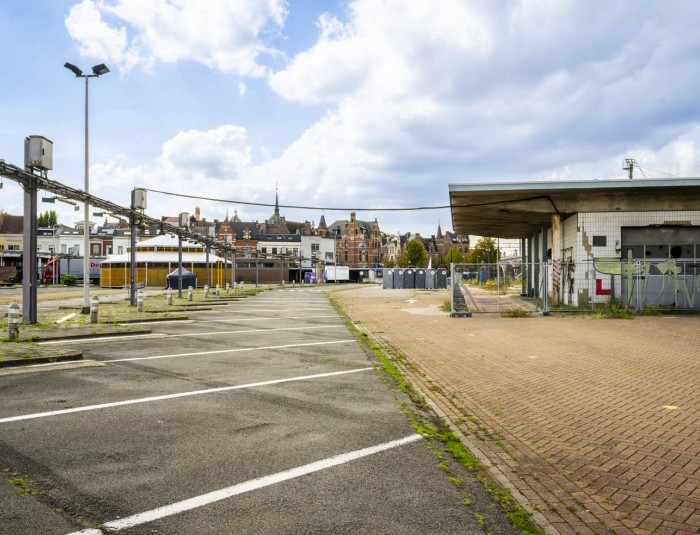 Foto van het lege terrein op de voormalige busstelplaats van De Lijn op Zurenborg
