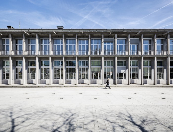 Voorgevel van het districtshuis van Merksem, bestaande uit twee bouwlagen met grote raampartijen.