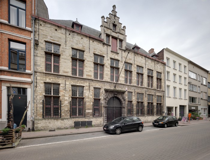 Voorgevel Kloosterstraat 15 voor de renovatie © AG VESPA - Bart Gosselin