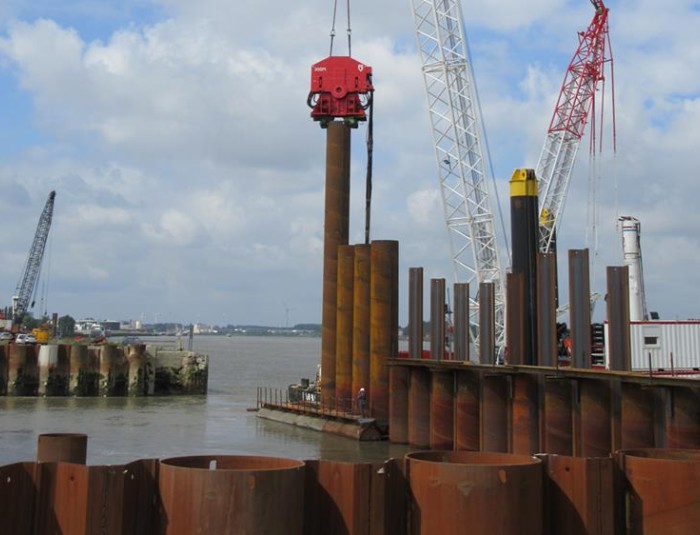 Geraamte nieuwe kaaimuur (combinatie buispalen en damplanken), ongeveer halfweg