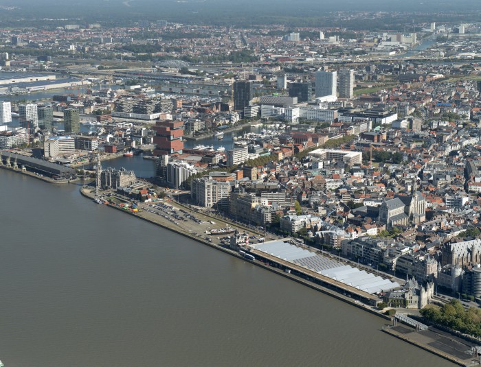 Een luchtfoto van de Schelde en de kaaivlakte ernaast, met de Waagnatie, het Loodswezen en Het Steen, voor de heraanleg
