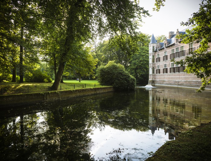 Een gracht omzoomt het kasteel in domein Hof van Veltwijck.