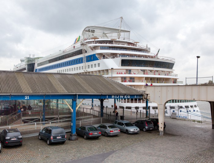 Een cruiseschip ligt aangemeerd aan de huidige cruiseterminal aan het centrale deel van de Scheldekaaien